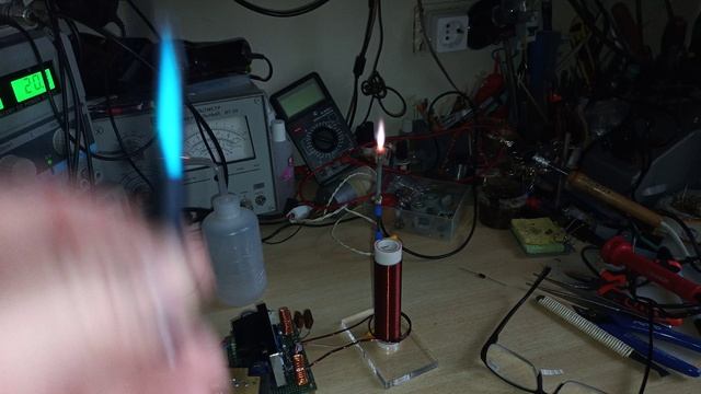 Свечение колбы с парами ртути вблизи горящей плазмы