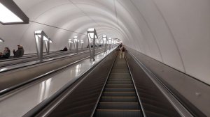 Подъем на эскалаторе со станции "Юго-Западная" Красносельско-Калининской линии метро в Петербурге