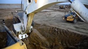 ➡ Liebherr R9100 загружает 12 моделей Bell B50D из своего автопарка