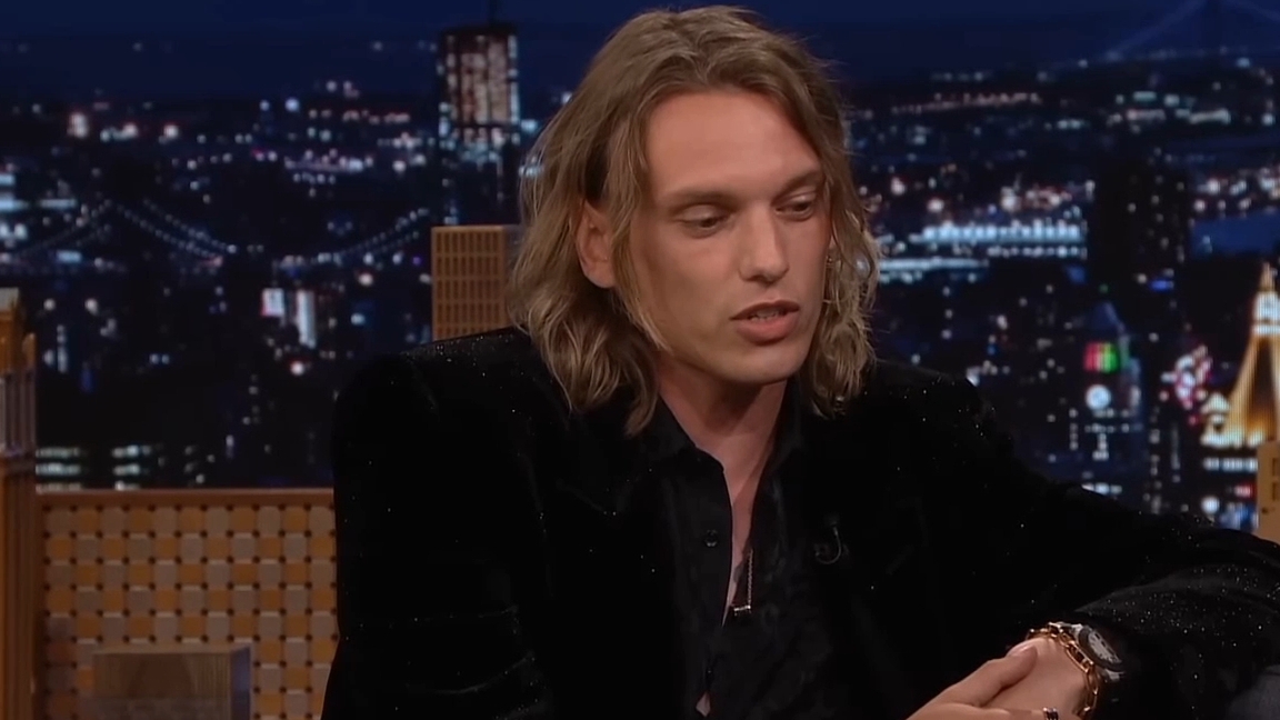 Джейми Кэмпбелл Бауэр рассказывает о «Очень странных делах», новой музыке и читает текст песни Lizzo смотреть онлайн