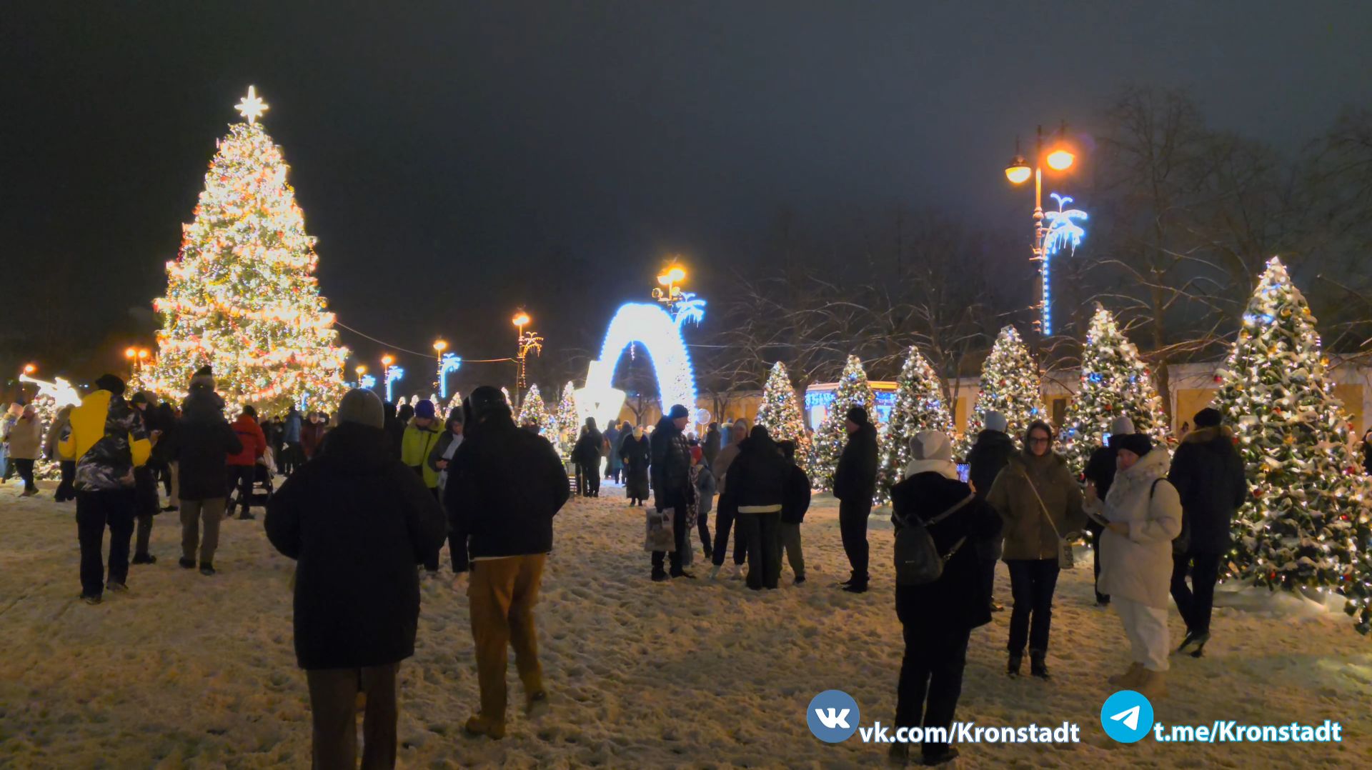 Новогодние праздники, люди гуляют по Якорной площади. 04.01.2026 г. смотреть онлайн