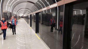 Станция метро "Путиловская": прибытие поезда, которого не видно