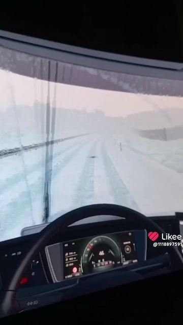 Дальнобойщик за рулём!!!мне всего 10 лет!!!
