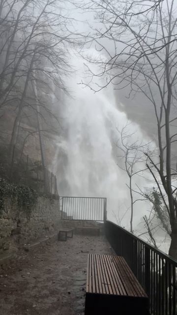 Водопад разбушевался. Водопад Учан-Су над Ялтой. Крым 5 января 2026 смотреть онлайн