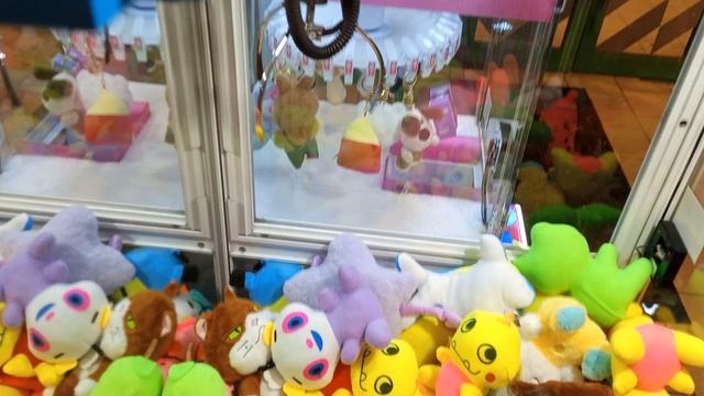 Вытаскиваем игрушку с игрового автомата хватайка 🕹️ смотрим 05-01-2026 смотреть онлайн