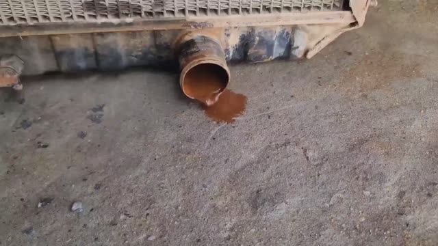 Ремонт и чистка радиатора уличным умельцем, смотреть онлайн