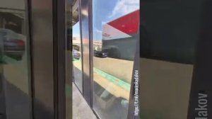 Как в Китае оклеивают автомобили пленкой — и кузов, и стекла.