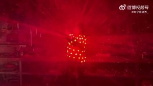 Свитер с кучей лазеров