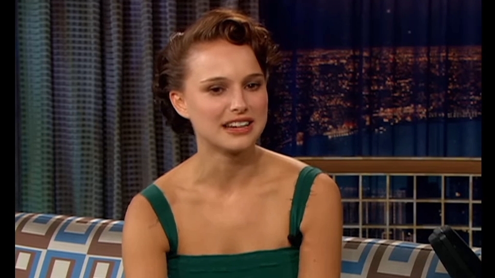 Натали Портман в роли стриптизёрши в сериале «Близкие друзья» | «Поздний вечер с Конаном О’Брайеном» смотреть онлайн