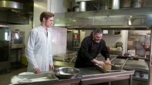 Журналист RT учится печь кулич в Даниловом монастыре