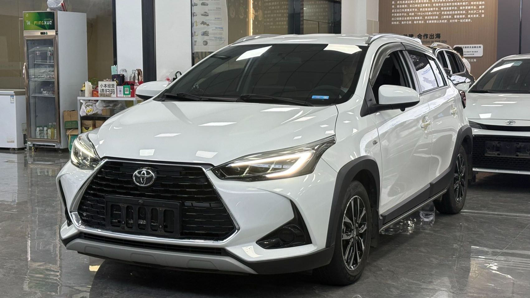 Toyota YARiS L Zhixuan 2022 1.5L CVT Leading PLUS смотреть онлайн