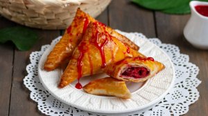 Самые простые пирожки с вишней. Лепим и печём из готового слоеного теста.