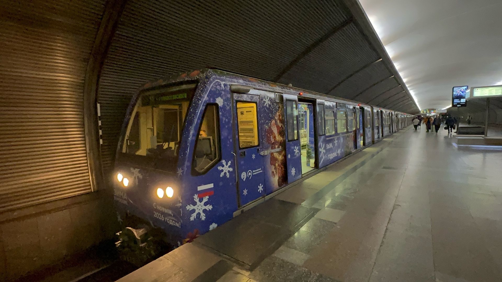 Новогодний метропоезд «Русич» (81-740/741.1) №14 на ст.м.Комсомольская и Черкизовская, 2025 год смотреть онлайн