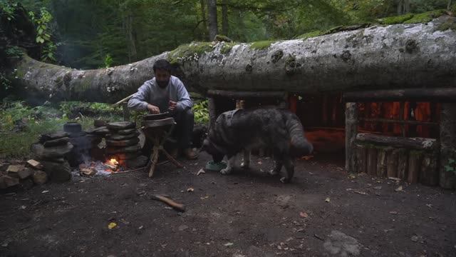 XAKAN _ постройка тёплого укрытия из подручных материалов смотреть онлайн