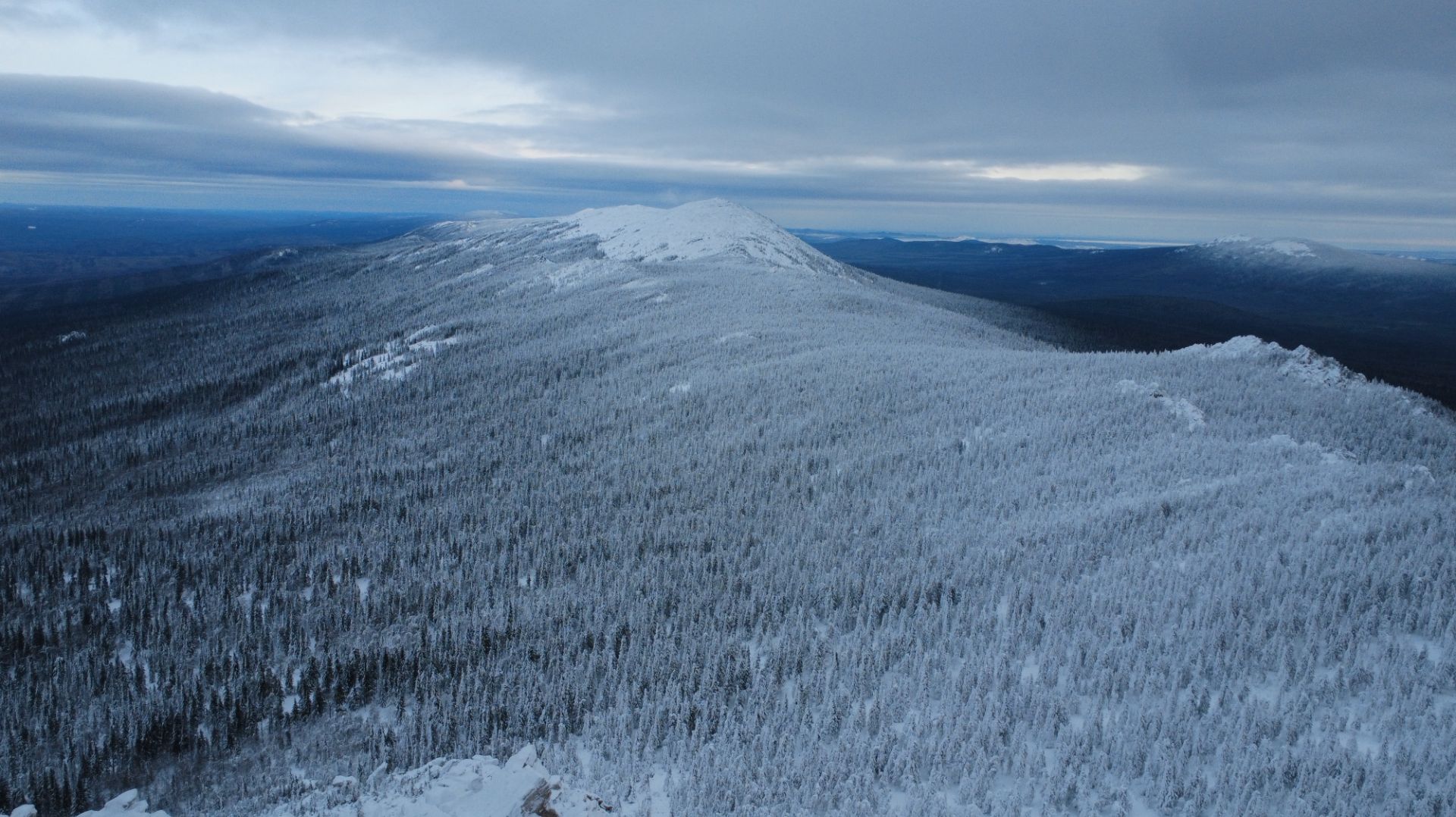 Откликной гребень зимой: полёт дрона над Таганаем. смотреть онлайн