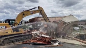 Деликатный снос здания экскаватором