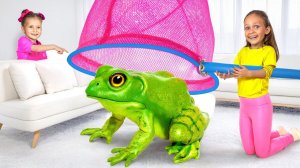 Майя ловит лягушку у себя дома!