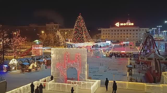Главная новогодняя ёлка и ледяной городок Екатеринбурга 2026 Исторический сквер. Днём и вечером. смотреть онлайн