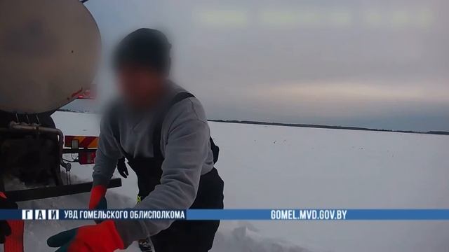 В Гомельском районе сотрудники ГАИ помогли водителю автомобиля, застрявшего в снегу смотреть онлайн