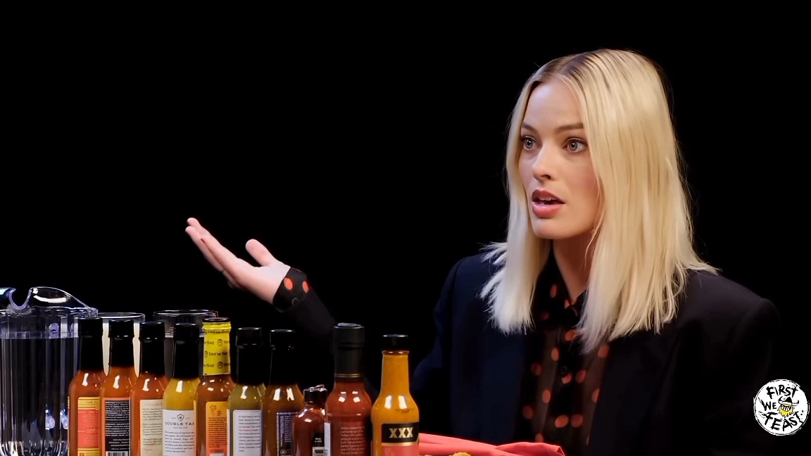 Марго Робби выходит за рамки дозволенного, поедая острые крылышки | Hot Ones смотреть онлайн