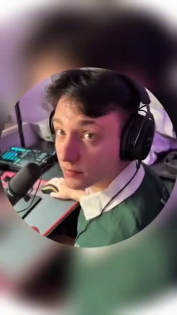 Домера снова сидит в одних трусах