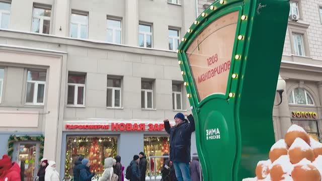 Москва Арбат зимой в Новый год. Мандариновые елки. Путь в Дом Актера на Арбате от метро Смоленская. смотреть онлайн