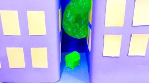 Влад и Никита играют с игрушкой Bat Tech BatBot и спасают город