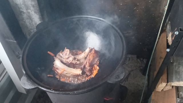 Тушëный картофель в казане на костре