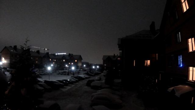 ночной двор, шумит метель, видео для сна в 4К смотреть онлайн