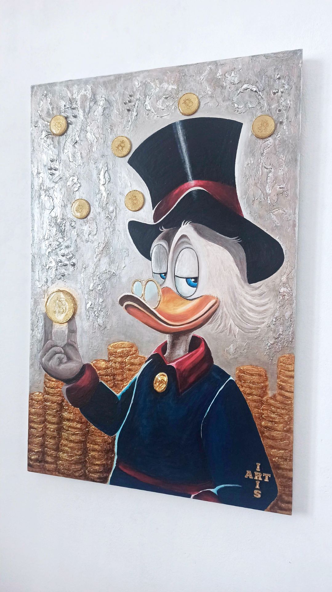 Скрудж с биткоинами на перламутровом фоне