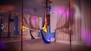 Выступление Алисы! Воздушная акробатика на полотнах в Измайлово (Первомайская, ВАО, Москва).