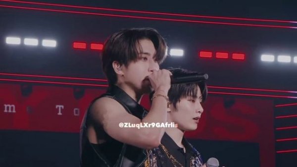 🐺Мне очень нравится этот ролик, как Чан начал петь, и остальные участники сразу же подпевали.