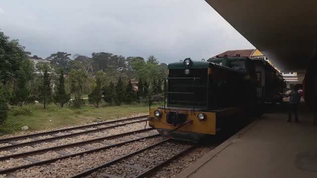 Отправление поезда с вокзала Далат смотреть онлайн