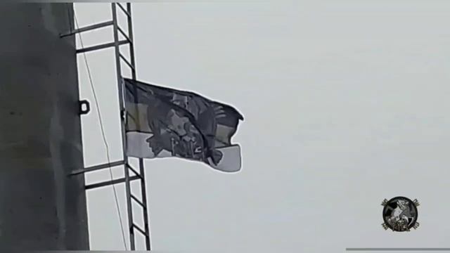 Бойцы ВС РФ водружают флаг подразделения в н.п. Майское 🇷🇺💪 смотреть онлайн