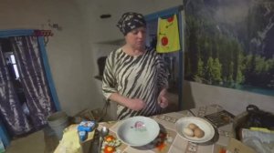 Жизнь в деревне. Жаренные яйца с творогом в сковороде.