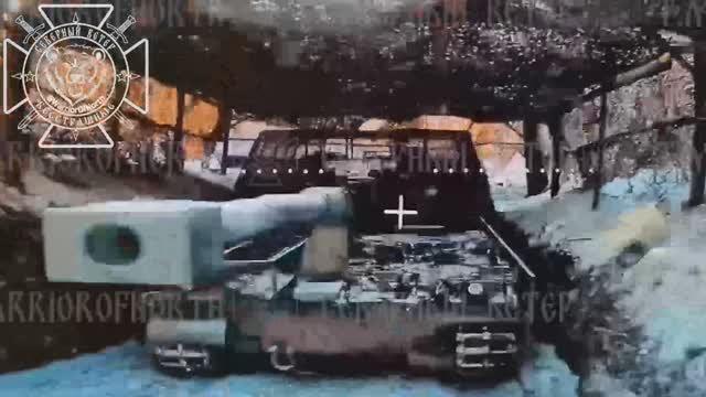 Удары FPV-дронами по САУ AHS Krab Всу в районе н.п. Мартыновка Харьковской обл 💥🇷🇺👊 смотреть онлайн