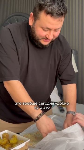 Ребята, вы не представляете, какой щедрый подарок нам пришёл — целых 5 кг вкуснейшей еды! смотреть онлайн