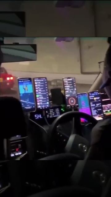 В такси Гонконга водители вешают по ДЕСЯТЬ смартфонов сразу смотреть онлайн