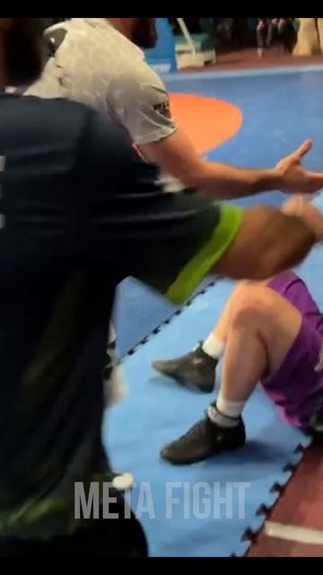 Буквально СНЕС! Жесткий проход Махачева во время игры в РЕСТБОЛ смотреть онлайн