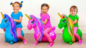 Три весёлых малыша скачут на игрушечных лошадках