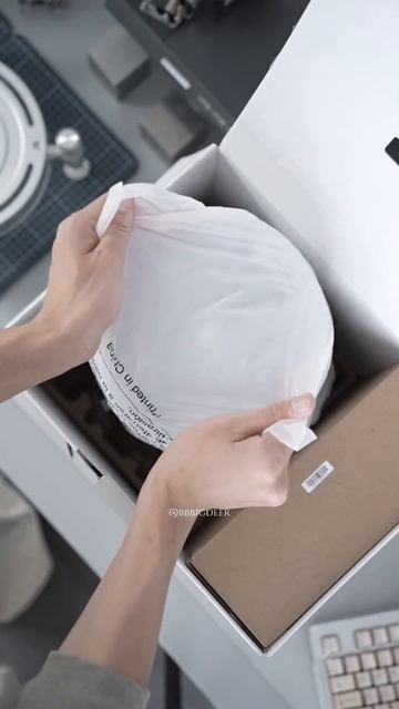 It Looks Insanely Cool, and It Actually Reduces Desk Vibration from the Bass #harmankardon #unboxing смотреть онлайн