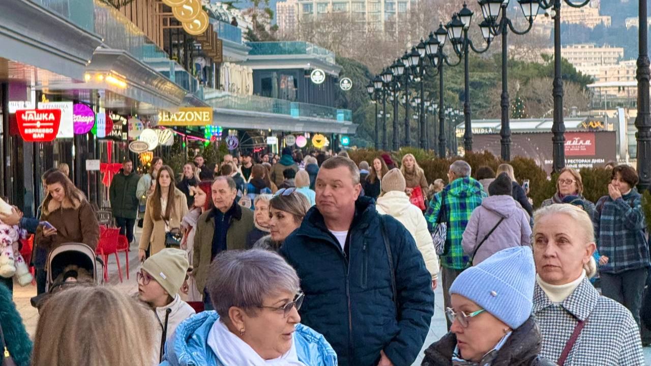 ЯЛТА ЗАБИТА ДО ОТКАЗА! Все парковки ЗАНЯТЫ. Идеальная погода на Набережной. Крым 2026 смотреть онлайн