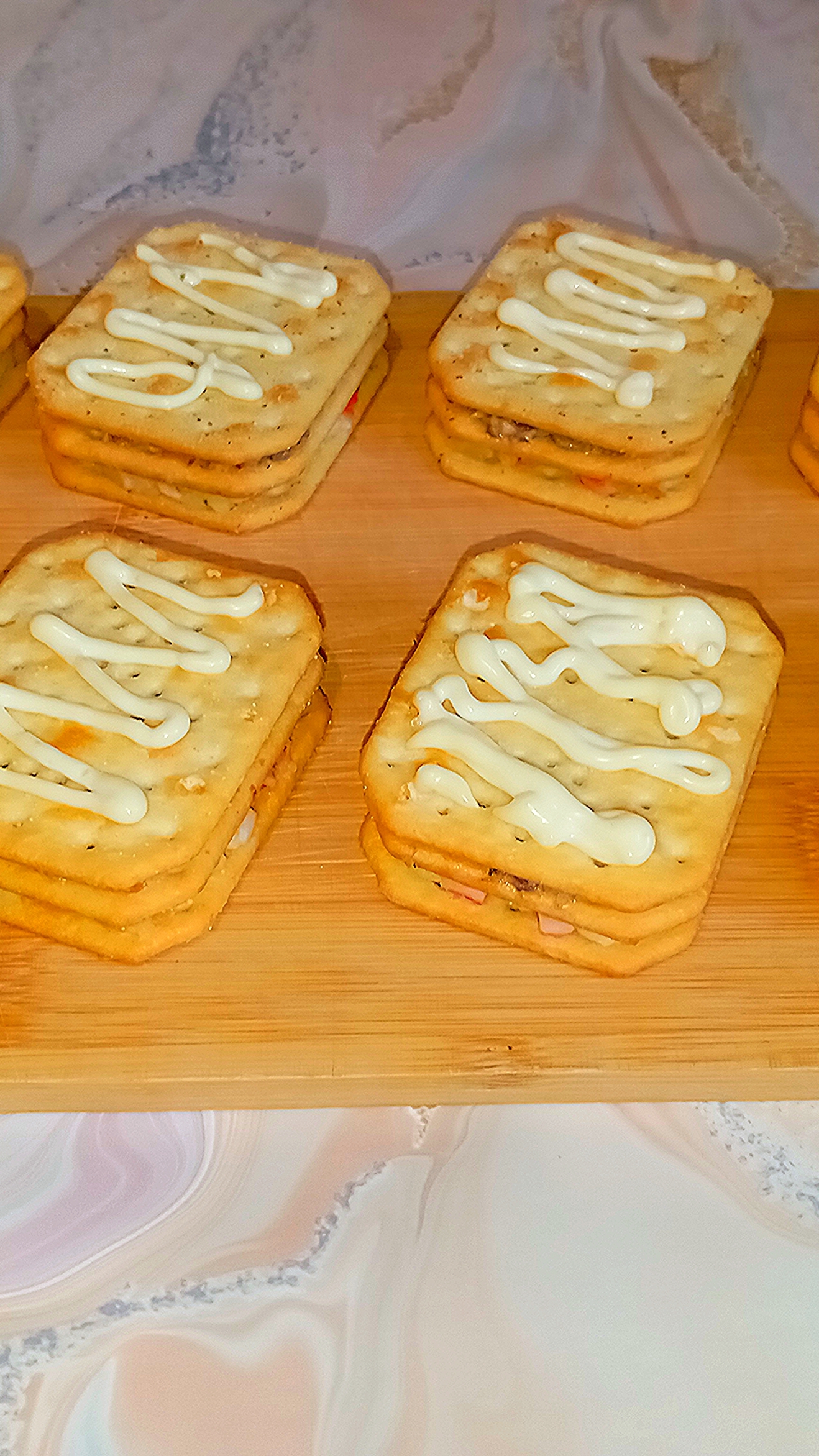 Крутая закуска из крекеров