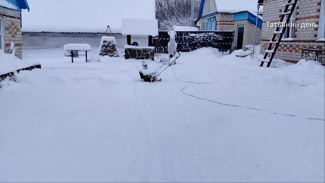 Убираю снег с помощником// смотреть онлайн