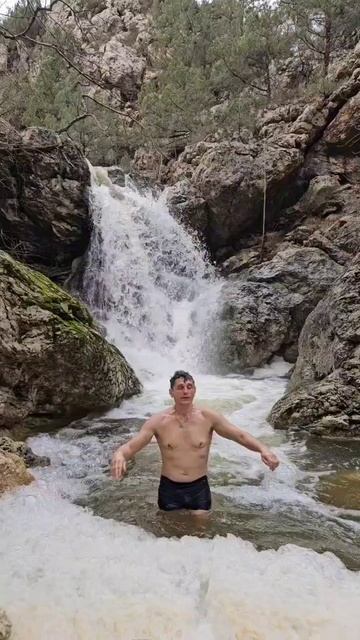 КРЫМ Невероятно красивый ВОДОПАД БОСА И РЕКА ПОСЛЕ ТАЯНИЯ СНЕГА смотреть онлайн