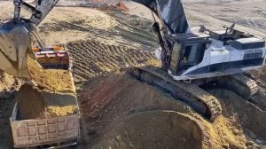 Экскаватор Cat 375 Загружает грунт на 4-осные грузовики Mercedes и MAN