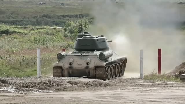 Танк Т-34 в действии во время боевых стрельб смотреть онлайн