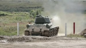 Танк Т-34 в действии во время боевых стрельб