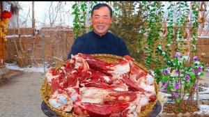 Гигантские свиные кости, тушеные в чугунном горшочке! Острое, сочное, так и сыплется с костей! Китай