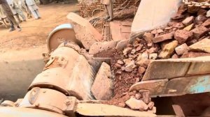 Большая камнедробилка: Гигант в действии “Большая камнедробилка: мощный процесс…,